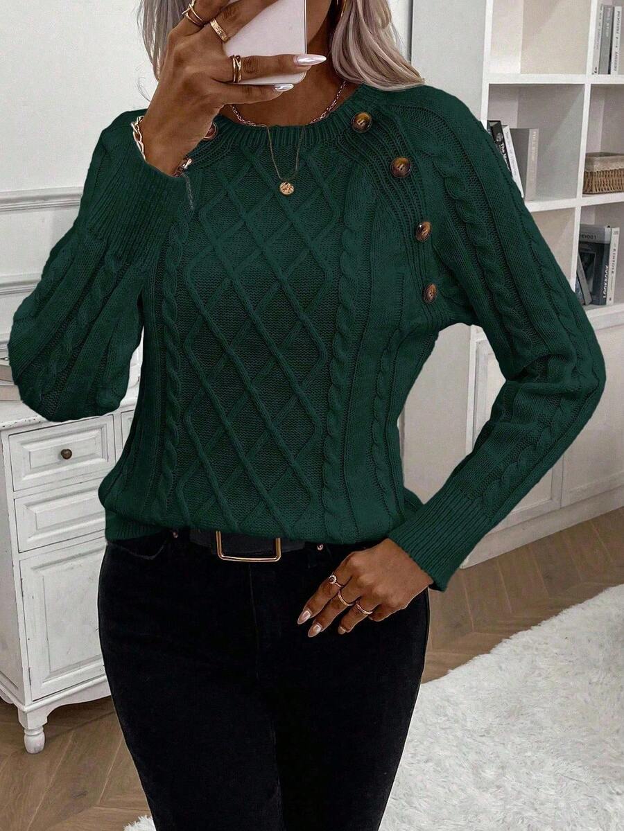 Clara – Svetr s knoflíkovými detaily a pleteným vzorem