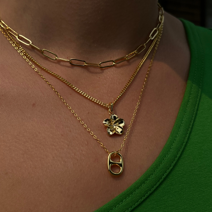 Adéla – Ibišek Náhrdelník